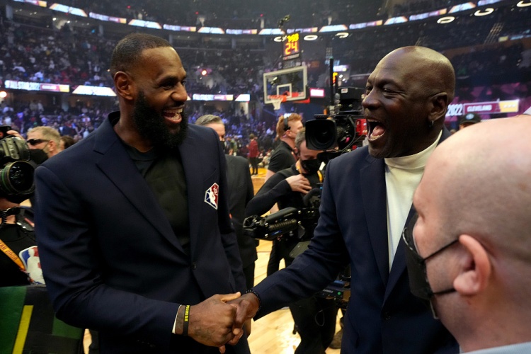 开云下载-NBA传奇殿堂应囊括拉塞尔、贾巴尔、乔丹和詹姆斯，联盟历史远早于1984年