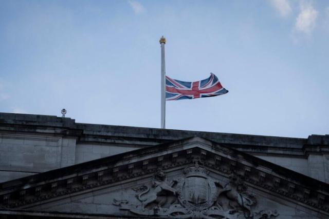 开云APP-英国所有足球赛事将全部停摆！下轮英超也有风险？