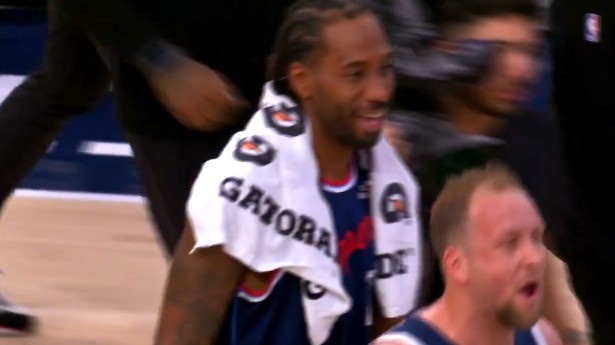 开云体育-这很像你！赛后小冲突 小卡对裁判说‘他们在打架’ 微微一笑走过